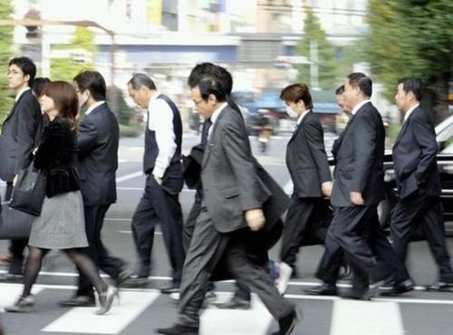 日本厚生劳动省发布数据显示,截至2018年10月,在日工作的外籍劳动者总数达创纪录的146万人,比2012年的68万人增加一倍多。其中,中国籍劳动者占比最高,达38万人,其次为越南籍和菲律宾籍.jpg