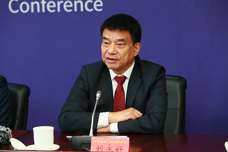 刘永好分享了新希望集团创业创新奋斗历程中的实践与启示.jpg