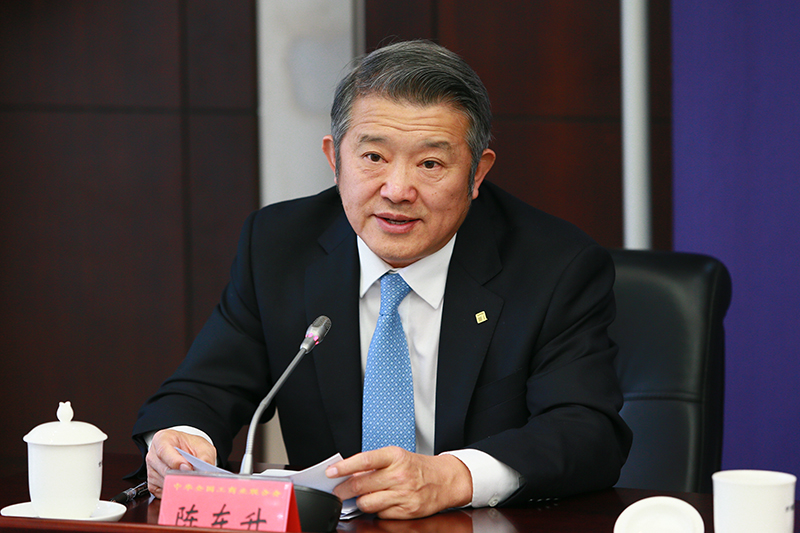 陈东升围绕“企业家要成为社会的正能量”作了发言。他表示,企业家要坚持走专业化、市场化、规范化的道路,坚持走创新和效率驱动的道路.jpg