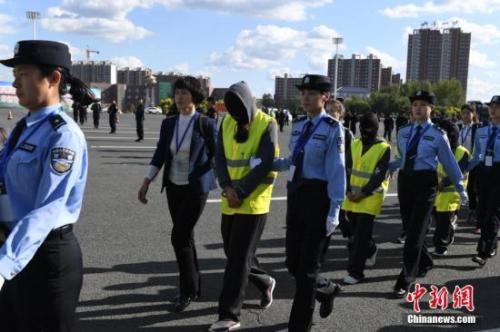 资料图:警方从广州用大巴车将275名电信诈骗犯罪嫌疑人押解回吉林省。张瑶 摄.jpg