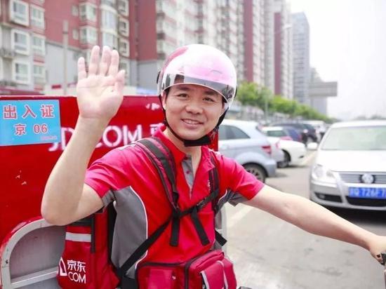 图:刘强东亲自为客户送货.jpg